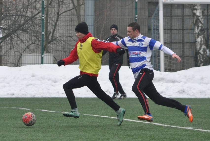Paweł Rogula (z lewej) strzelił dla Wiernej Małogoszcz trzy...