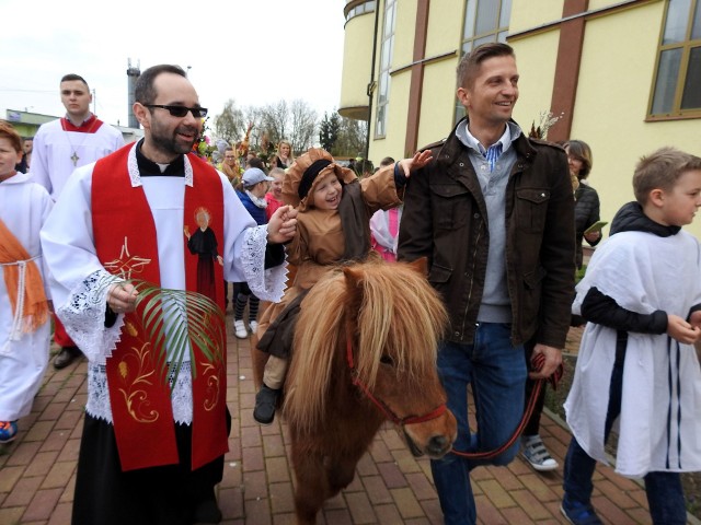 Procesję prowadził kilkuletni Franek, który jechał na kucyku.