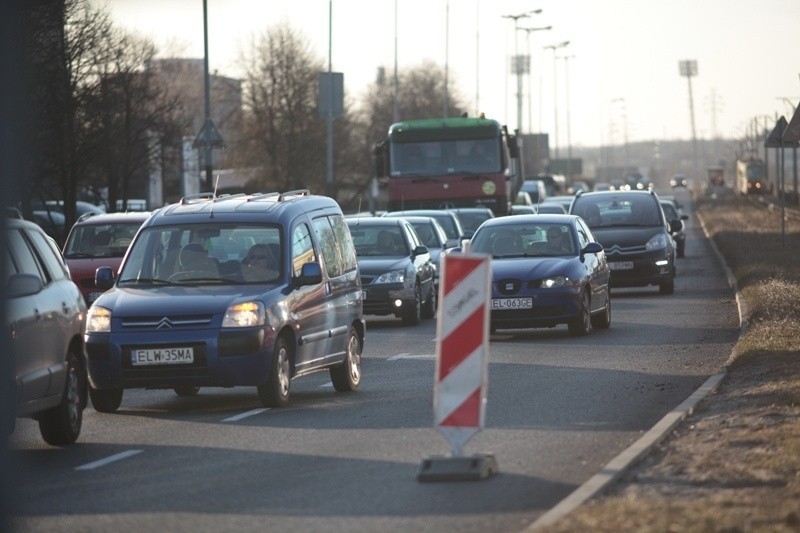 Kierowcy omijają ul. Rokicińską w Łodzi