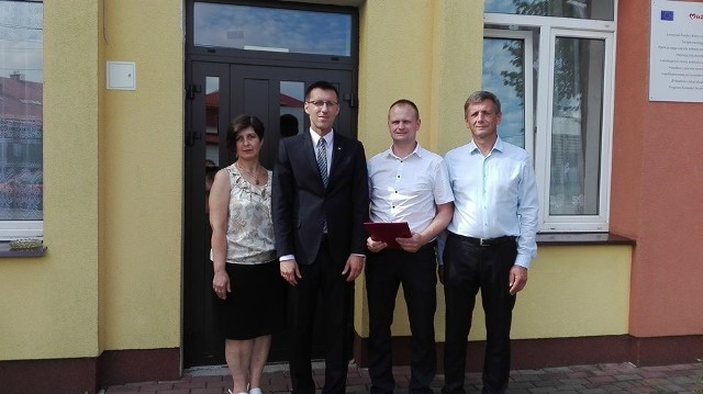 Po przekazaniu upoważnienia do pełnienia obowiązków wójta Grzegorzowi Kamzelskiemu (drugi z prawej)