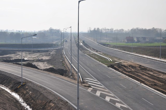 W Wielkopolsce prace przy budowie S5 trwają jeszcze na trzech odcinkach. Mają być w pełni przejezdne w tym miesiącu. Później będą się wokół nich toczyły ostatnie prace.Przejdź do następnego zdjęcia ---->