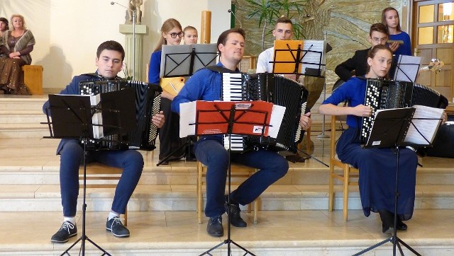 Zespół Fantazja z Grodna wystąpił w buskim kościele Świętego Brata Alberta.