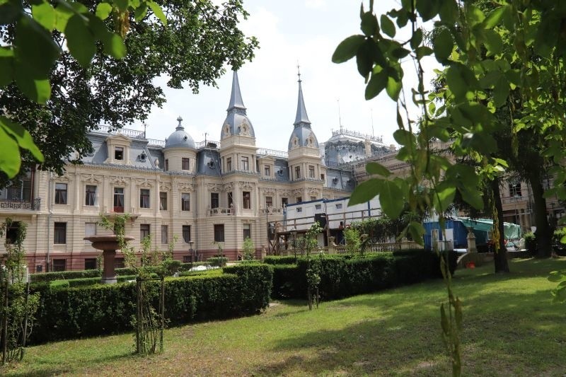 Pałac Poznańskich powoli odzyskuje blask, są pieniądze na dodatkowe prace w ogrodzie i na tarasie