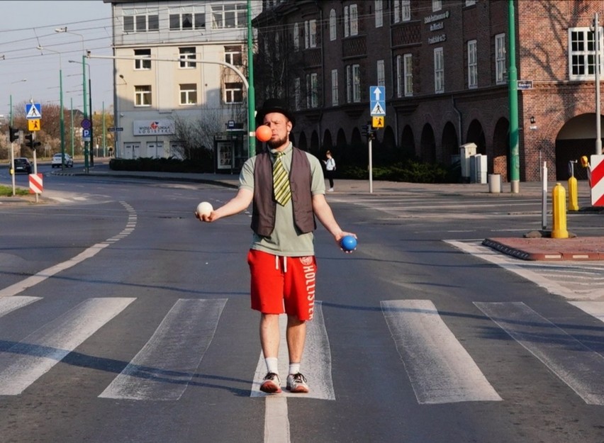 Młody żongluje dla poznańskich kierowców