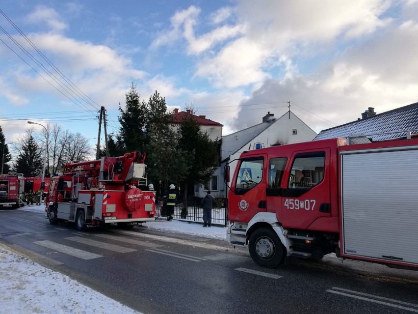 Pożar domu w Kunowie. Właściciel uratował siebie i zadbał o bezpieczeństwo sąsiadów (ZDJĘCIA,WIDEO) 