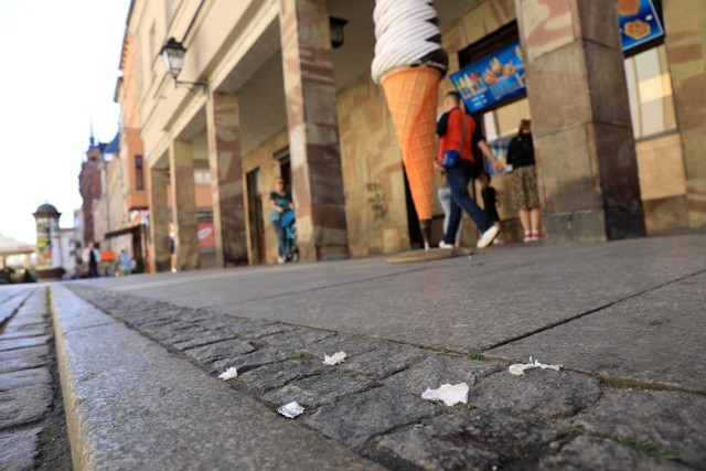 Płyty chodnikowe pod arkadami myte są każdej nocy. Nie zmienia to jednak faktu, że są mocno poplamione