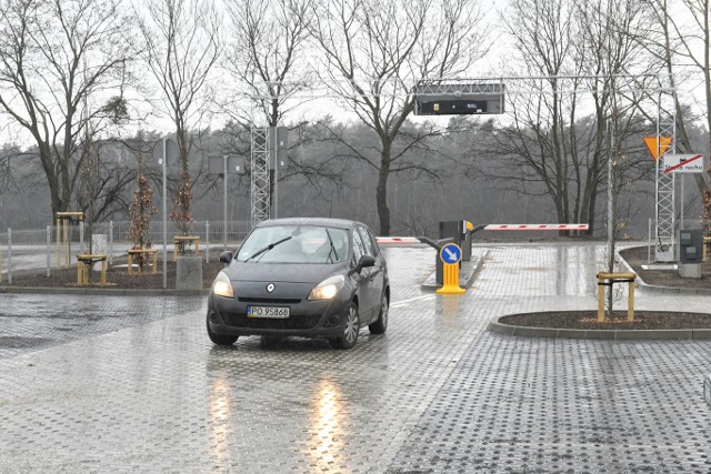 Parking przy ul. św. Michała jest w stanie pomieścić 100 samochodów, przy Biskupińskiej – 50,  przy Wagrowskiej – 57.  Wszystkie obiekty zostały ogrodzone, wyposażone m.in. w monitoring, biletomaty, tablice elektroniczne, automatyczne toalety, stojaki na rowery.