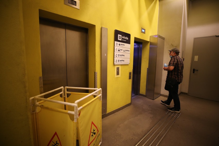 To jedna nieczynna winda z dworca na podziemne parkingi....