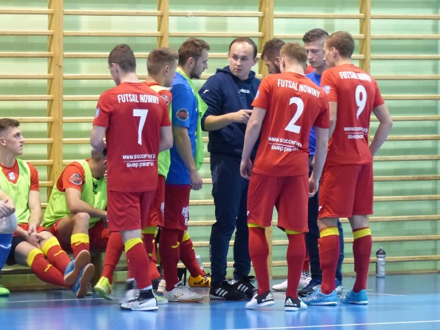 Trener Piotr Lichota ze swoimi podopiecznymi z GKS Ekom Futsal Nowiny.