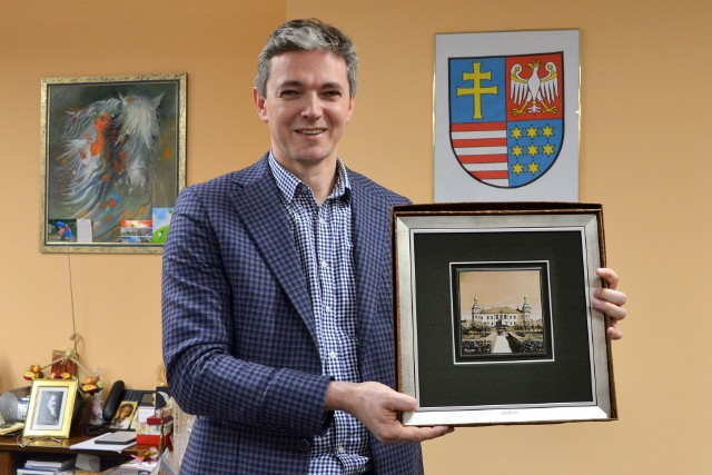 Marszałek Adam Jarubas przekazał kafel ceramiczny z Pracowni Arkadiusza Latosa, przedstawiający Pałac Biskupów Krakowskich.