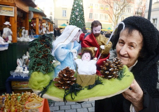 (mk)Jarmark bożonarodzeniowy w Zielonej Górze trwa od 16 do 21 grudnia i zakończy się wigilia miejską na deptaku.Na deptaku w tych dniach stoją drewniane domki, w których prezentują się zielonogórscy rękodzielnicy. Mieszkańcy mogą nabyć świąteczne prezenty. Oprócz stoisk ze świątecznymi ozdobami i wypiekami będziemy mieli okazję posłuchać koncertów.