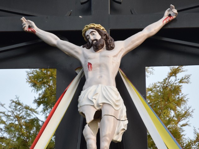 Wandale zniszczyli krzyż znajdujący się na Osiedlu Niepodległości w Miastku. Najprawdopodobniej ktoś rzucił kamieniem w rzeźbę Chrystusa i ją uszkodził. 