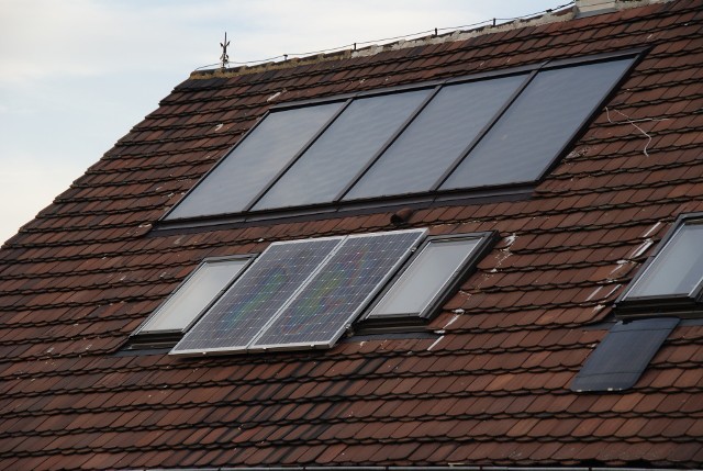 Panele słoneczne zainstalowane na dachuPanele słoneczne zainstalowane na dachu