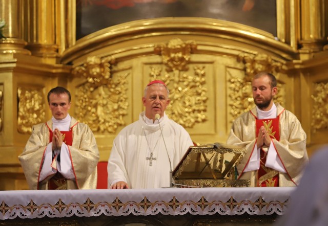 Biskup Jan Piotrowski przewodniczył mszy świętej dla pielgrzymów w Bazylice Katedralnej w Kielcach.