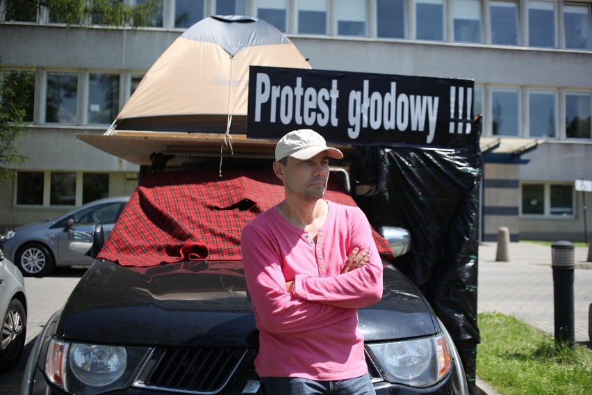 Protest przed urzędem skarbowym na ul. Wadowickiej.