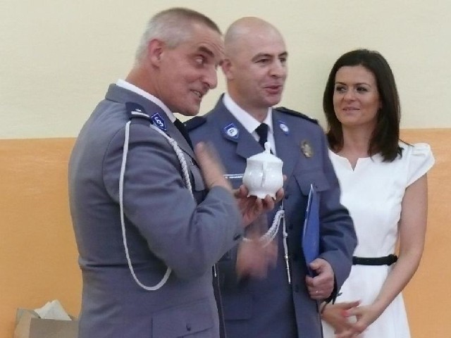 Sławomir Sędybył (z lewej), komendant powiatowy jędrzejowskiej policji otrzymał od Rafała Kochańczyka, zastępcy świętokrzyskiego komendanta policji cukierniczkę na osłodę życia w trudnych czasach kryzysu.