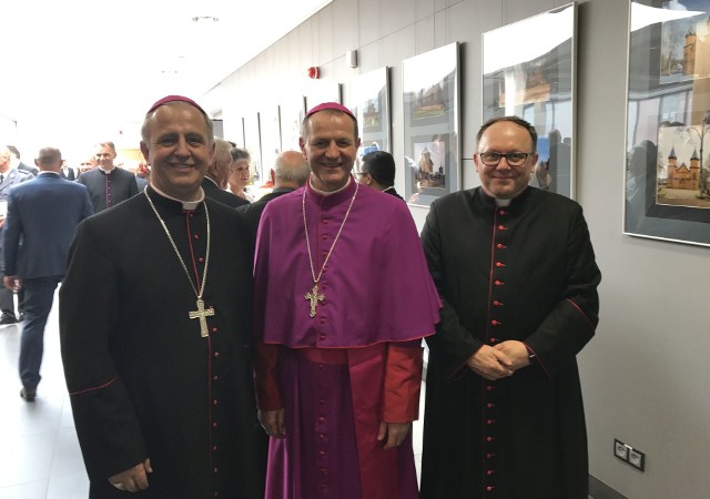 Arcybiskup Tadeusz Wojda z ordynariuszem diecezji kieleckiej Janem Piotrowskim (z lewej) i księdzem Henrykiem Jagodzińskim
