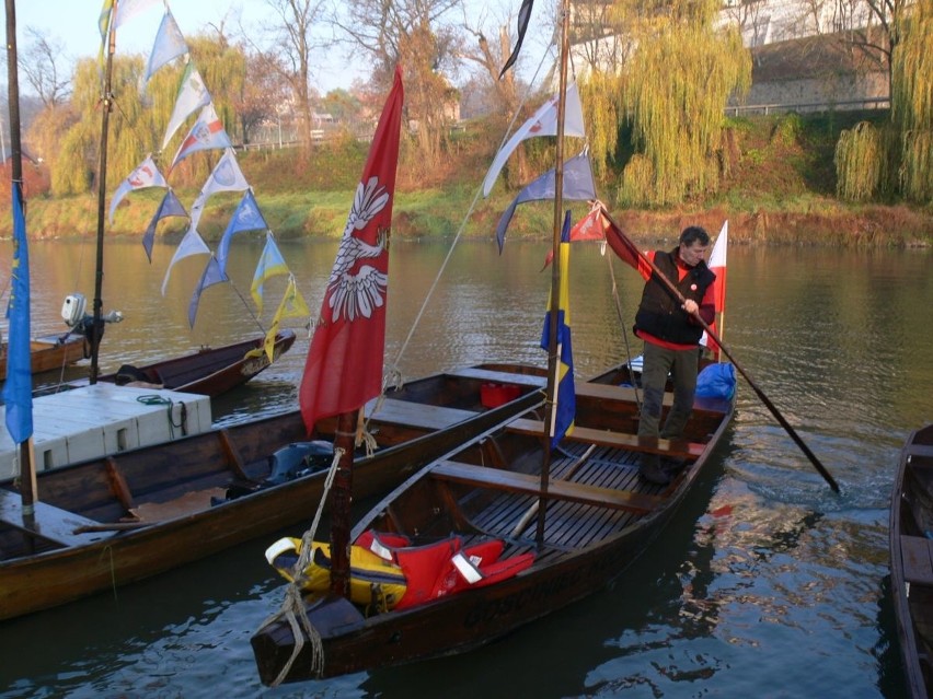 Wiślacy w Sandomierzu na łodziach uczcili Narodowe Święto Niepodległości [ZDJĘCIA] 