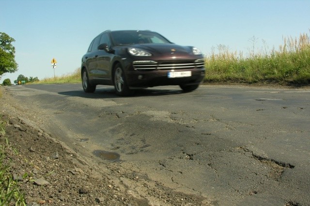 Takimi niebezpiecznymi wyłomami usłana jest jezdnia pomiędzy Olesnem a Boroszowem. Remont drogi miał ruszyć jeszcze wiosną, ale drogowcy nie dotrzymali tego terminu.