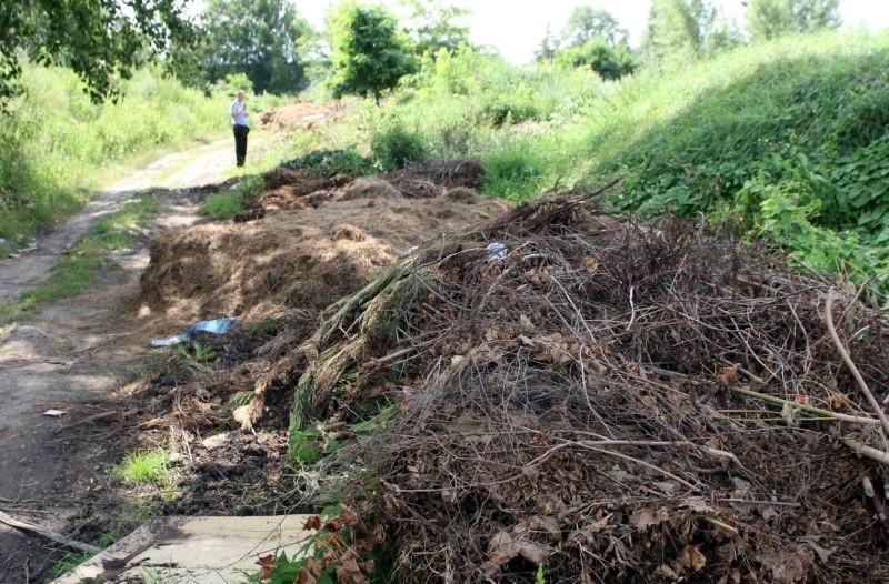 Ktoś podrzuca śmieci na teren spółki odpowiedzialnej za sprzątanie śmieci!