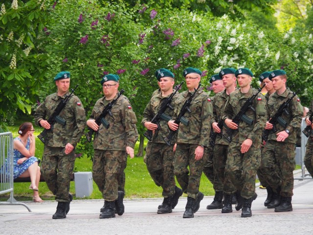 Wojsko Obrony Terytorialnej ćwiczyło w sobotę składanie przysięgi przed przyjazdem Antoniego Macierewicza. Próba generalna odbyła się na Placu Marszałka Józefa Piłsudskiego w Białymstoku.