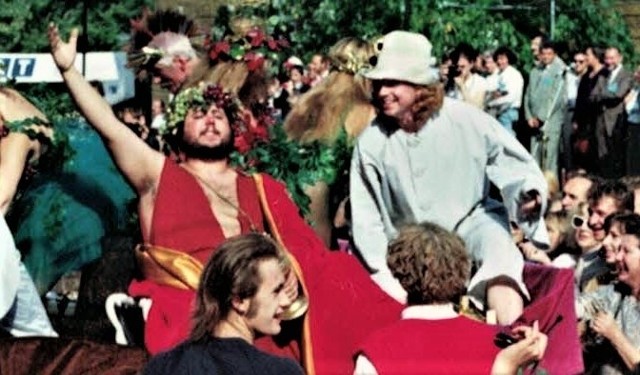 Podczas Winobrania 1993 w zielonogórskiego Bachusa wcielił się Dariusz Gnatowski