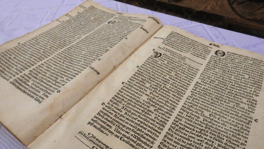 W Rajczy odkryto najstarszy egzemplarz biblii w dieceji...