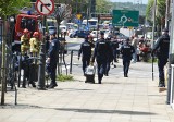 Duża akcja na ulicy Krakowskiej w Tarnowie. Droga została zablokowana. Policja szuka sprawcy fałszywego alarmu bombowego