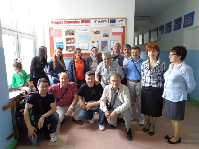 Grupa tureckich gości, która odwiedziła Zespół Szkół Ogólnokształcących numer 7 w Radomiu. Z prawej - wicedyrektorki szkoły Beata Świercz i Małgorzata Konieczna.