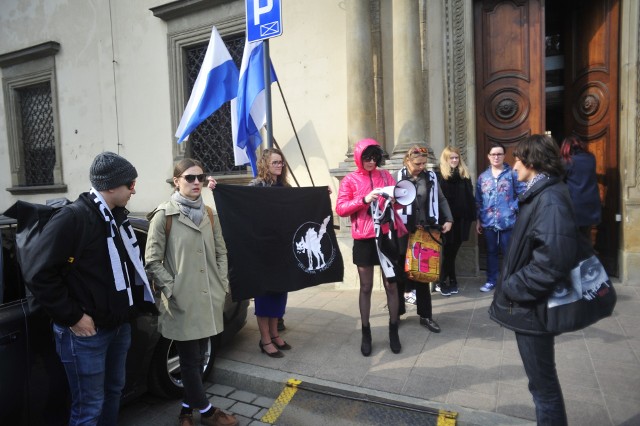 Protest przed sesją zgromadził kilkanaście osób