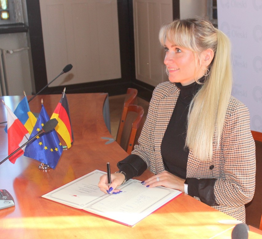 Podpisanie umowy partnerskiej między powiatem oleskim a...