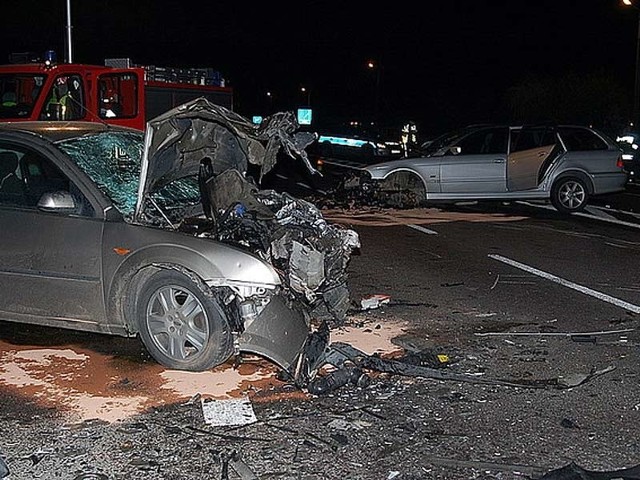 BMW wpadło w poślizg i uderzyło w forda mondeo.