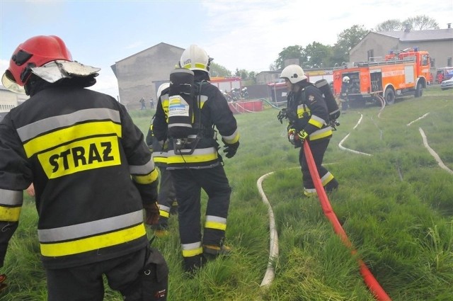 Kilkanaście zastępów straży pożarnej walczyło z pożarem, który wybuchł w powiecie ostrzeszowskim