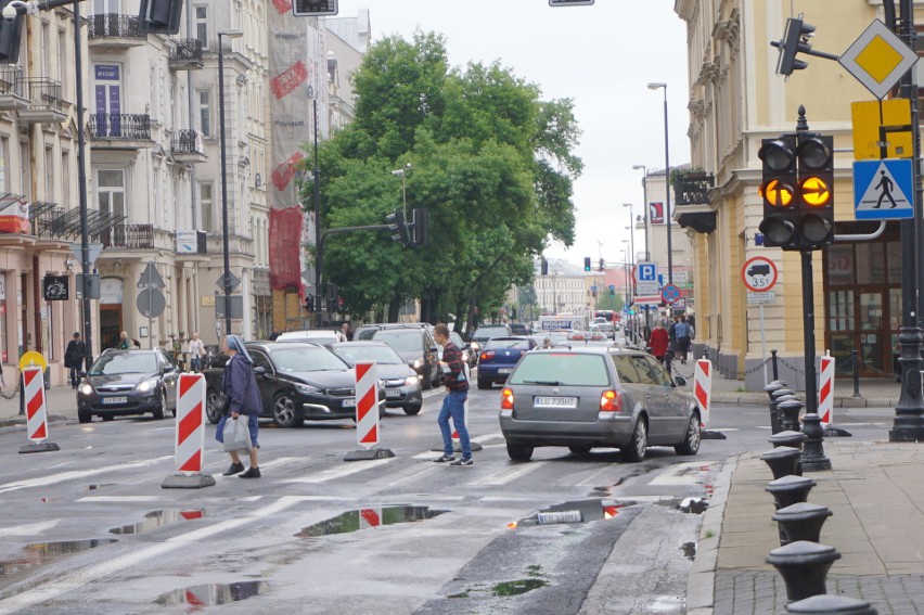 Chaos na skrzyżowaniu Lipowej i Racławickich. Drogowcy zafundowali kierowcom niepotrzebną nerwówkę. Zobacz zdjęcia