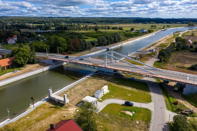 Nowy most w miejscowości Nowakowo na Żuławach. To szlak prowadzący do przekopu Mierzei Wiślanej.