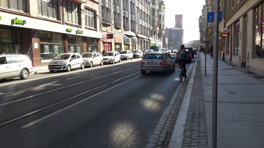 Jak jeździć rowerem po ulicy Krupniczej? Albo utrudnia się życie kierowcom, albo pieszym