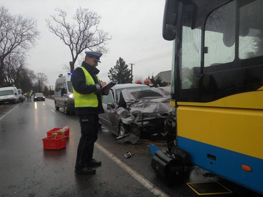 Czołowe zderzenie z autobusem w powiecie kutnowskim [zdjęcia]