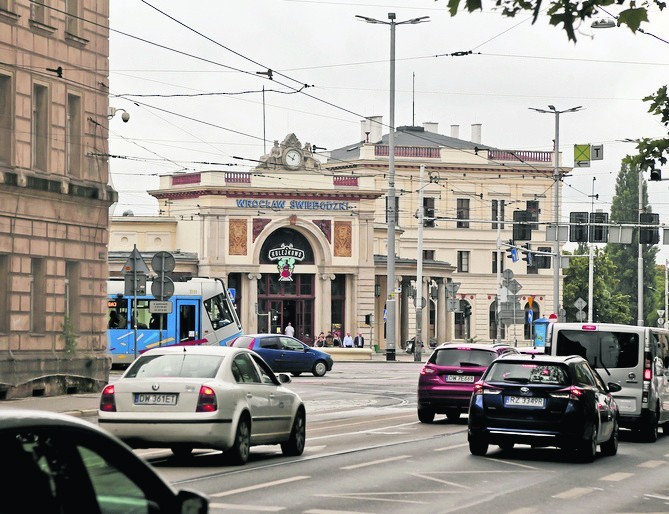 - Kolej to najtańszy i najzdrowszy środek transportu. A...