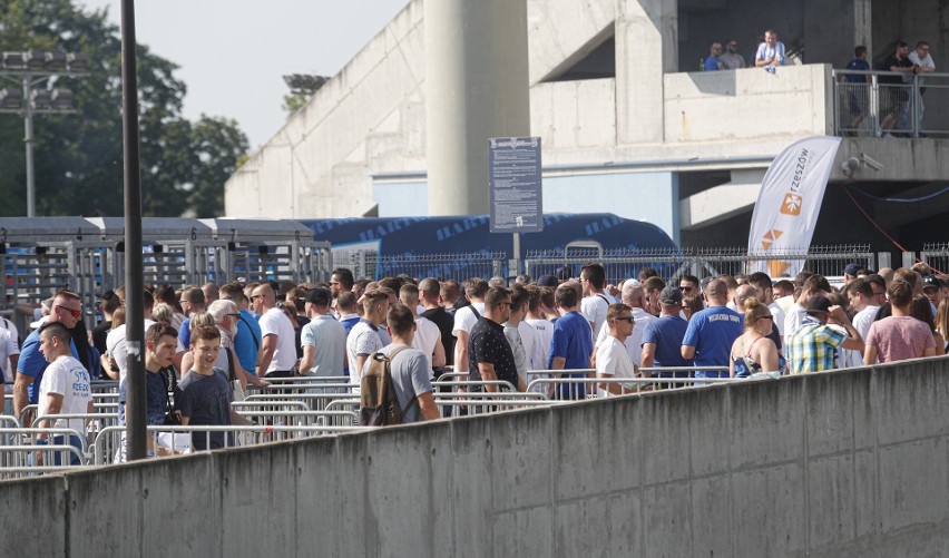 Niesamowita frekwencja na meczu Stali Rzeszów. Doping...