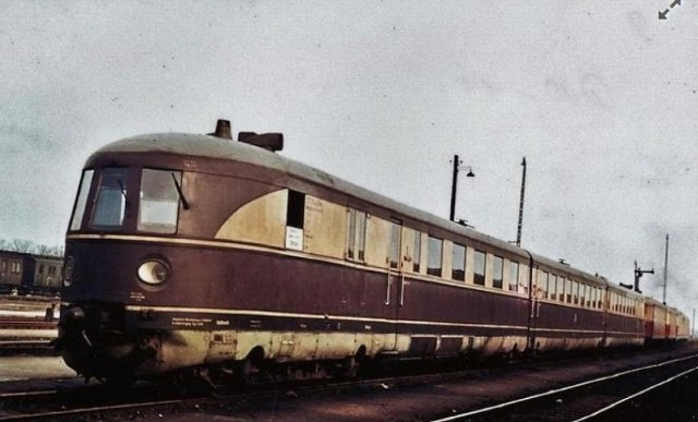 Latający Ślązak, zwany głównie jako Fliegender Schlesier, to pociąg ekspresowy, który kursował między Berlinem a Wrocławiem w latach 30. XX wieku.  Pociąg został uruchomiony w 1933 roku i był jednym z najszybszych i najnowocześniejszych kursujących w tamtych czasach.