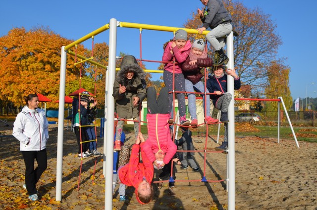 Dzieci z podstawówki przy ul. Dobrej na placu zabaw, który szkoła wywalczyła w budżecie obywatelskim dwa lata temu.
