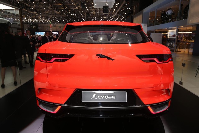 Jaguar I-PacePrezentowane auto to wersja koncepcyjna. Wersja produkcyjna ma być gotowa jeszcze w tym roku. Szacuje się, że pierwszy elektryczny SUV Jaguara będzie kosztować około 220 tys. zł w podstawowej wersji.Fot. Newspress