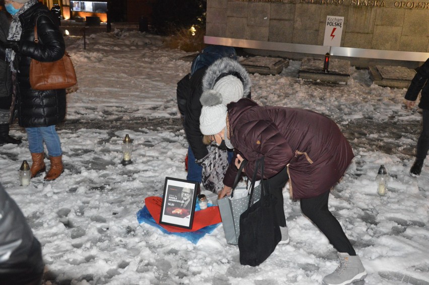 Opole. Mieszkańcy uczcili pamięć Pawła Adamowicza, zabitego przez zamachowca prezydenta Gdańska. To druga rocznica tragedii