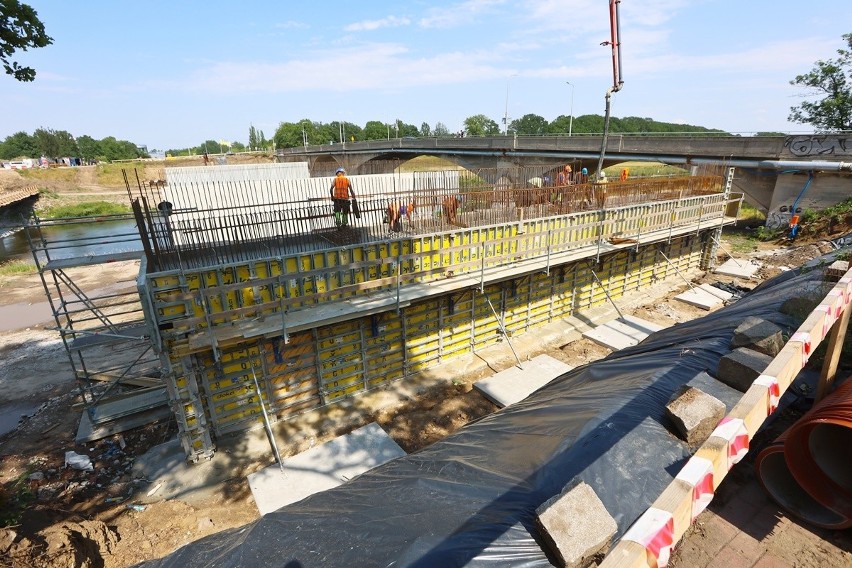 Łączna długość nowych mostów Chrobrego to 186 metrów. Teraz...