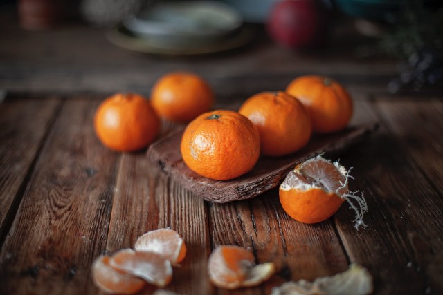 Ze skórek mandarynek można przygotować olejek do aromaterapii lub zdrowotna nalewkę.