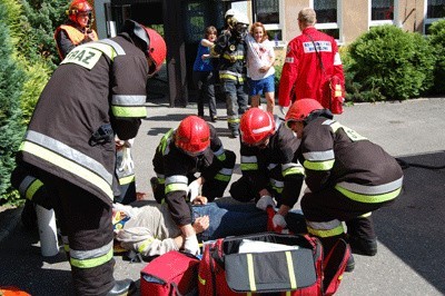 Przeprowadzona wczoraj ewakuacja uczniów z budynku liceum przebiegła bardzo sprawnie. "Poszkodowanym&#8221; udzielono fachowej pomocy. 