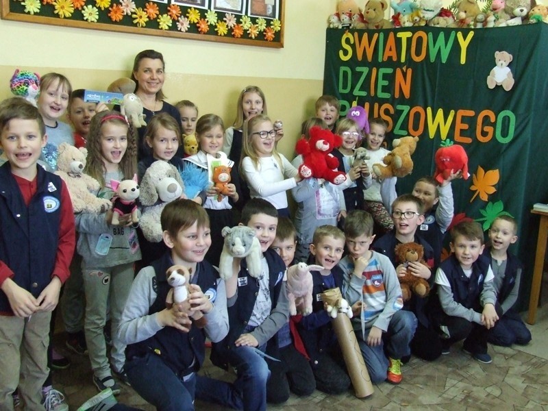 Dzień pluszowego misia w szkołach powiatu zwoleńskiego