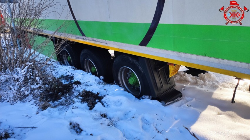 Samochód ciężarowy w rowie. Druhowie z kijewskiej OSP...