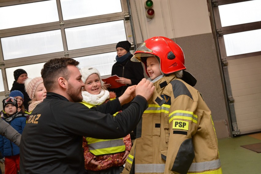 Sępoleńskie przedszkolaki poznały pracę strażaka "od...