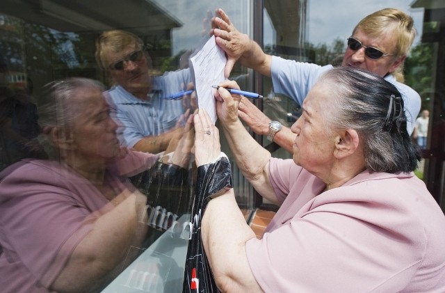 W sprawie przeprowadzki przychodni przy al. Monte Cassino blisko 3 tysiące osób podpisało się pod odezwą do prezydenta miasta. Był też protest. 